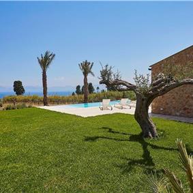 3 bedroom villa with infinity pool and jacuzzi, Scopello, sleeps 5-6